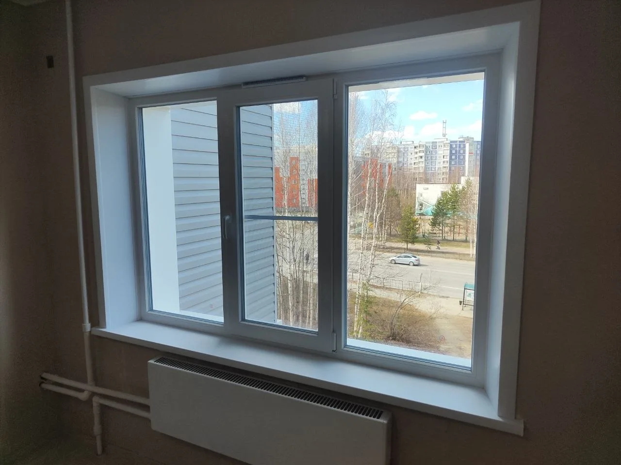 Окно с приточным клапаном под 🔑
