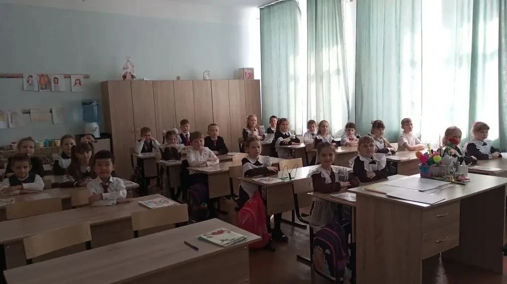 🥳 Свершилось! 1А и 1Б попрощались с Азбукой. И сделали это стильно — на интеллектуальном квизе!  Что