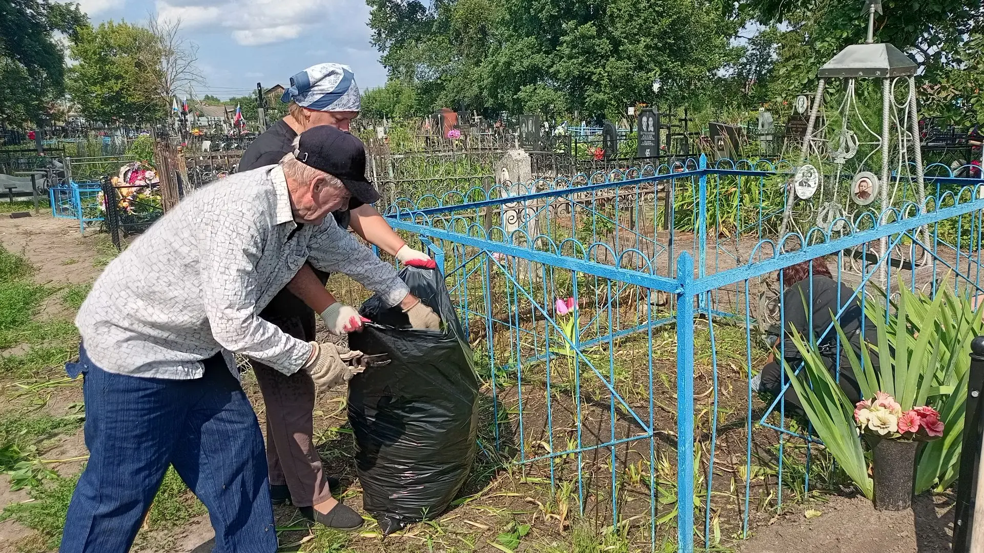 Коллектив ДШИ им. А. А. Тряпкина Наровчатского района принял участие в благоустройстве ...