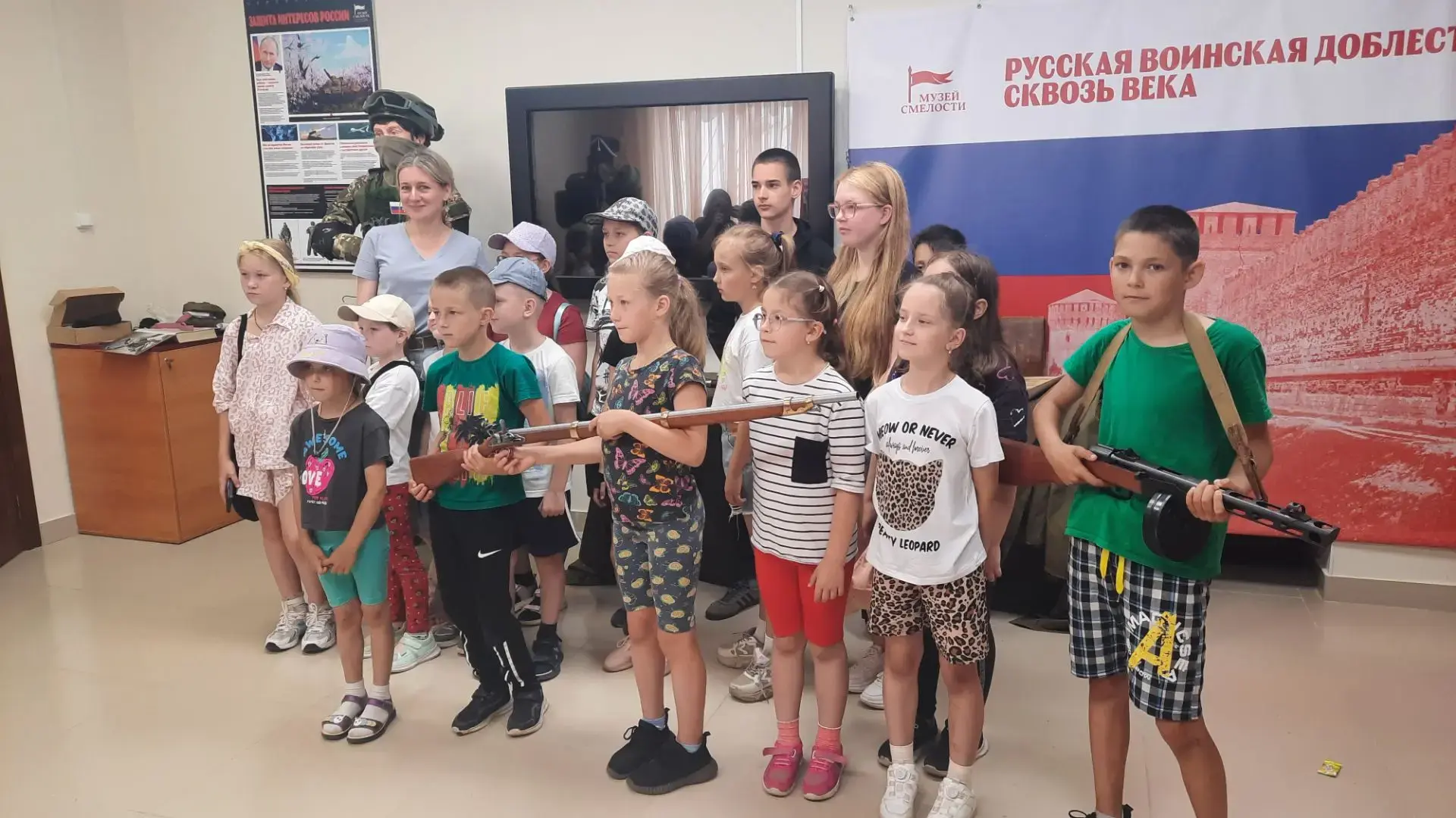 Участники детского лагеря дневного пребывания школы № 3 посетили Ельнинский музей и познакомились с 