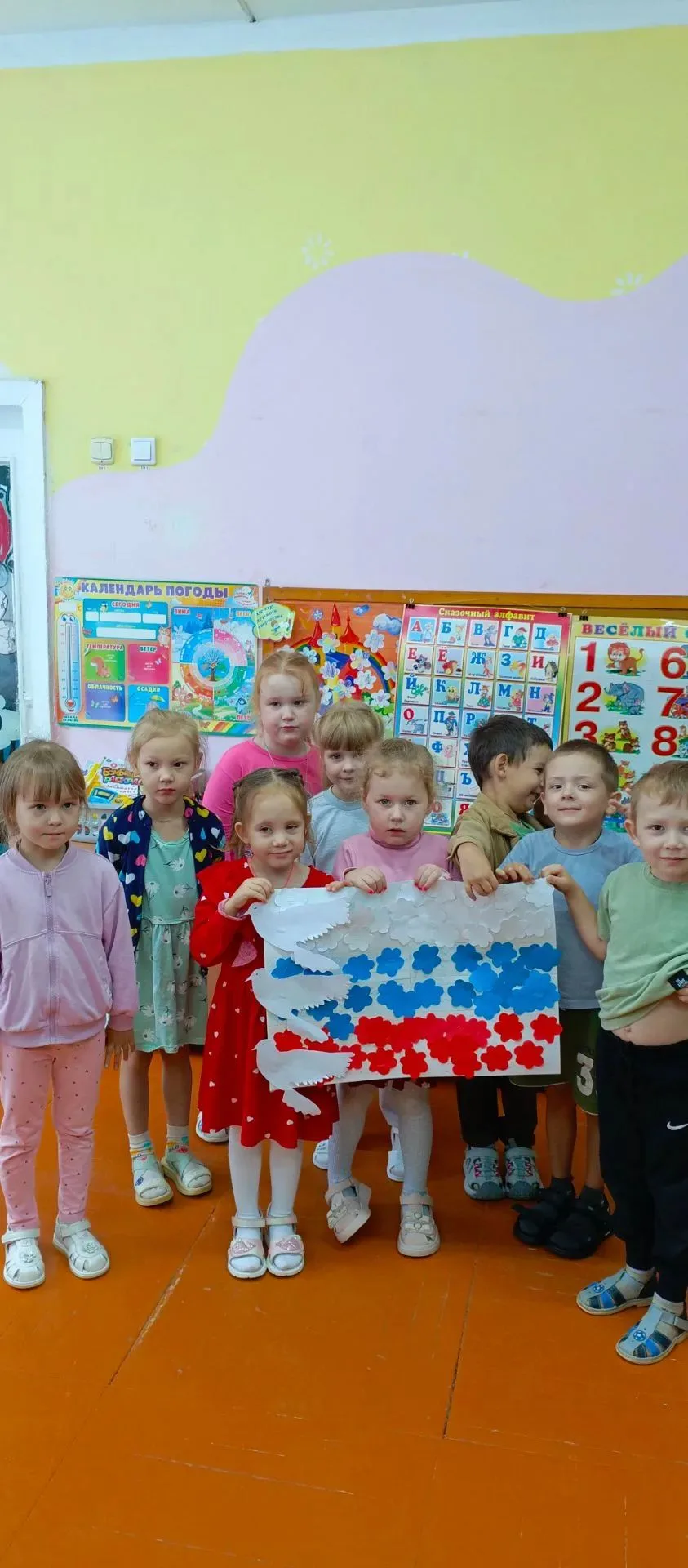 Флаг объединяет все народы России. Он олицетворяет нашу Родину, вот почему надо к флагу...