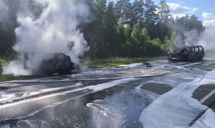2 авто сгорели дотла в серьёзном ДТП в Кировской области