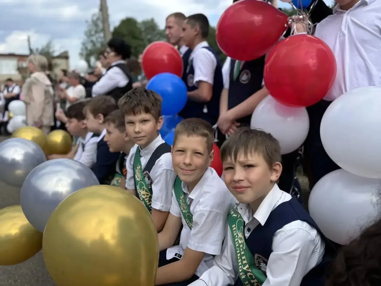 Вот и прозвучал последний школьный звонок... 🔔  За спиной остались годы открытий, побед, веселых пер