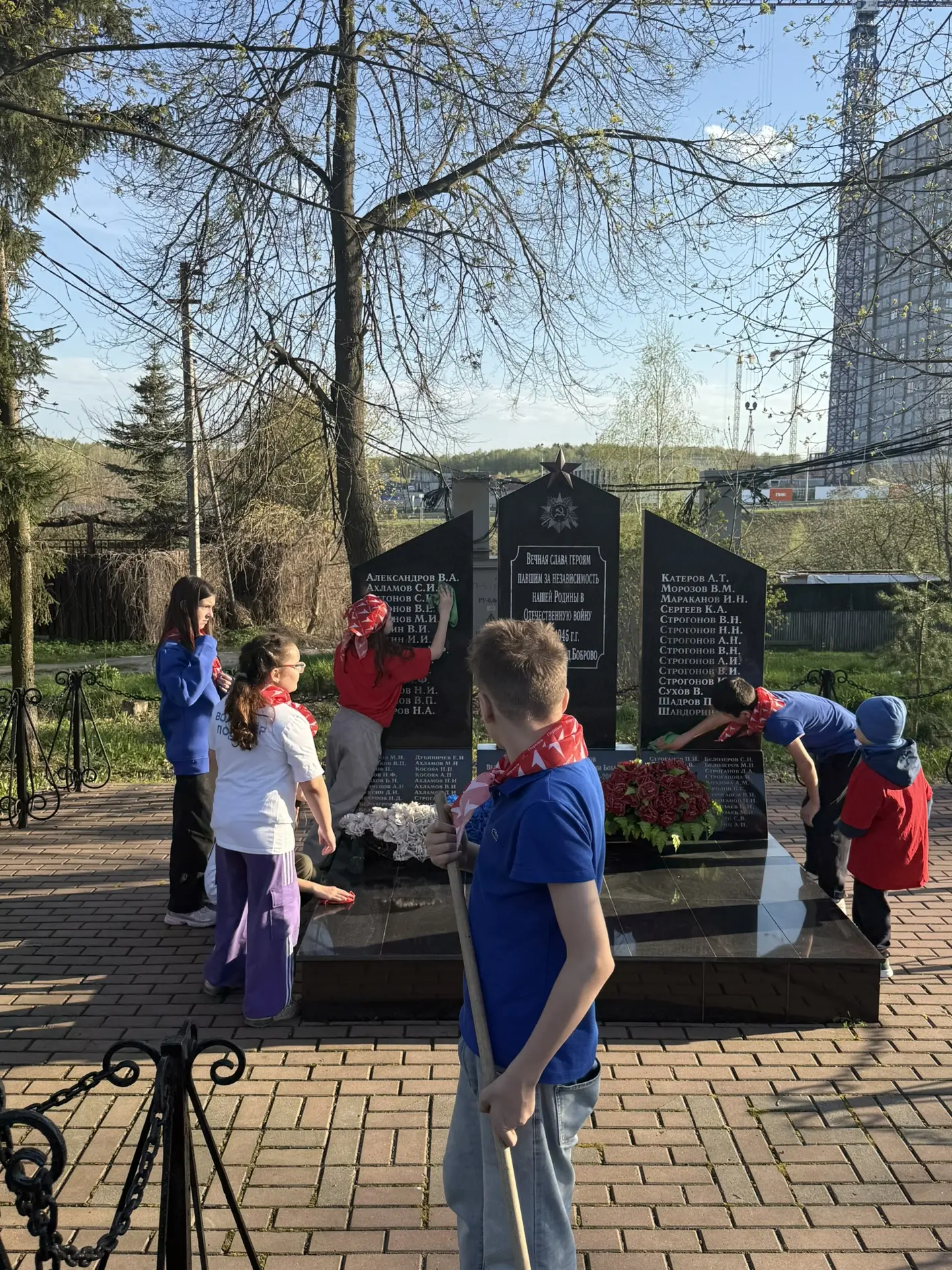 Учащиеся МАОУ «ОЦ «Лидер» приняли участие в акции «Вахта памяти», которая прошла у Памятника жителям