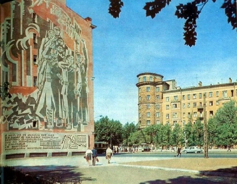 🧱 Панно «Путь Ленина в Смольный» у станции Ланская. Ленинград, 1975 год.