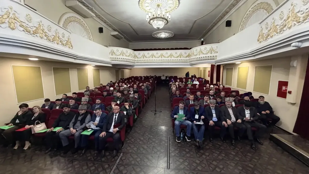 И.о. проректора по молодежной политике и воспитательной деятельности КЧГУ Эльдар Бостанов принял уча