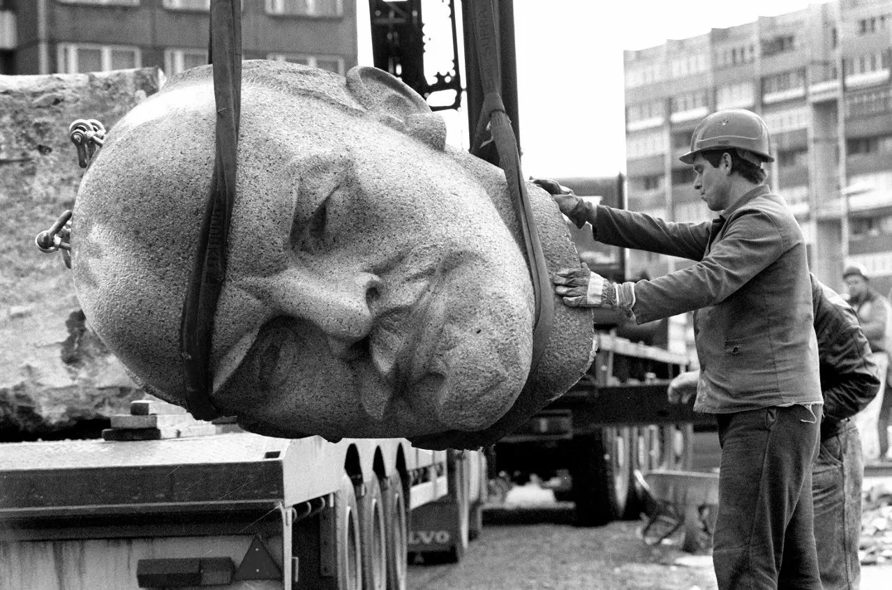 Демонтаж памятника Ленину, Германия, 1991 год.

Фотоальбом | подписаться