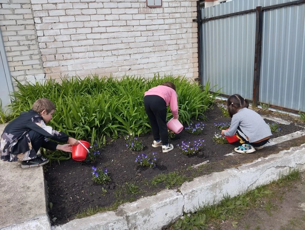 Мы цветочки поливаем,
Воду в лейки наливаем
Чтоб цвели цветочки
И росли в садочке,
Были рады ветерку