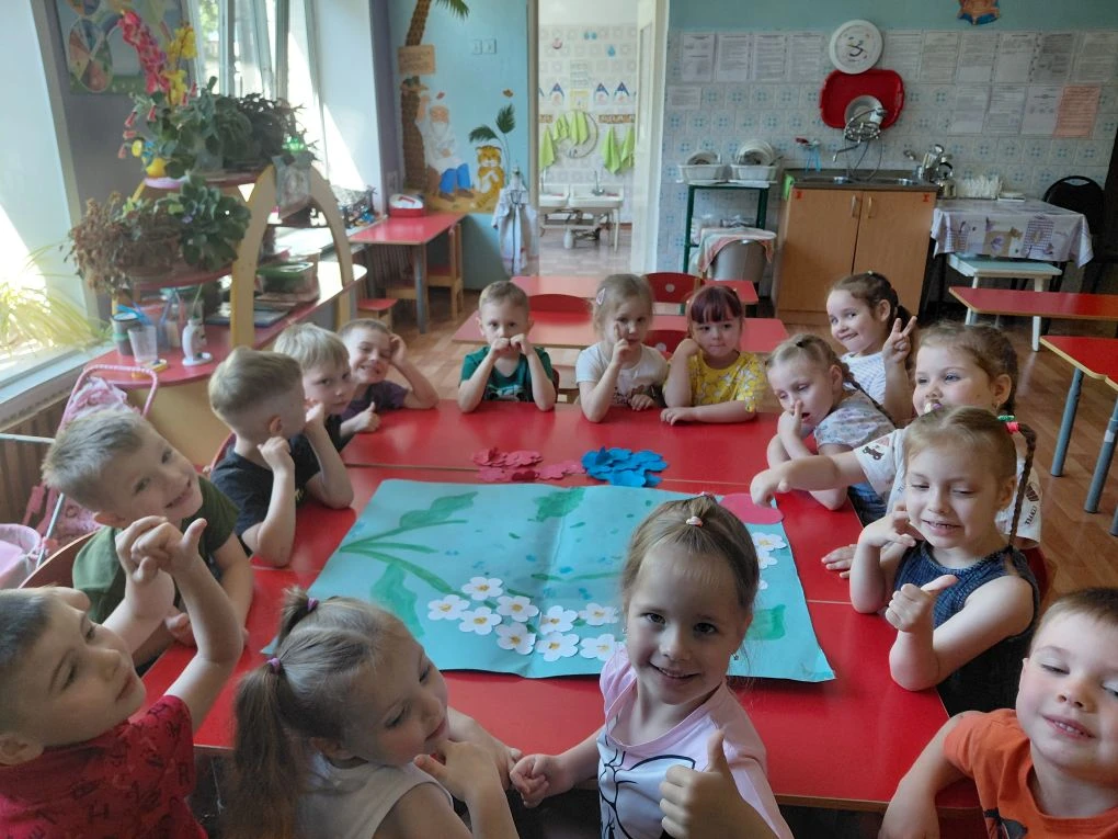 Сегодня в средней группе прошло тематическое занятие, посвящённое Дню России. Ребята узнали о госуда