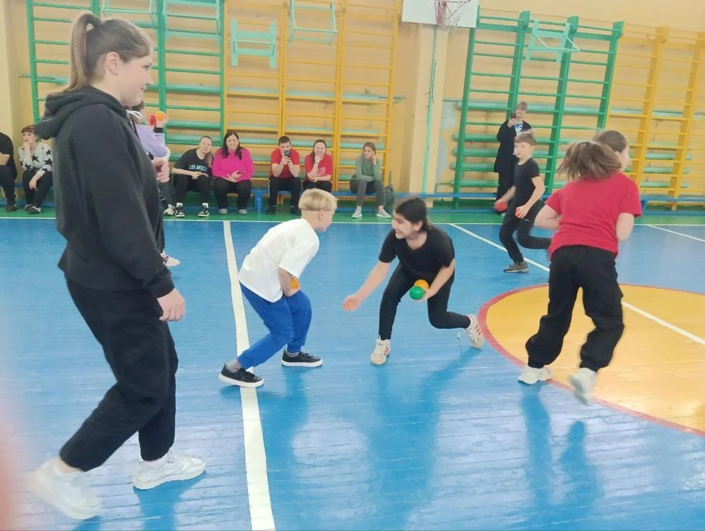 🏃‍♂️ 13 декабря в школе №145 прошли весёлые старты «Мама, папа, я — спортивная семья». Все фотографи