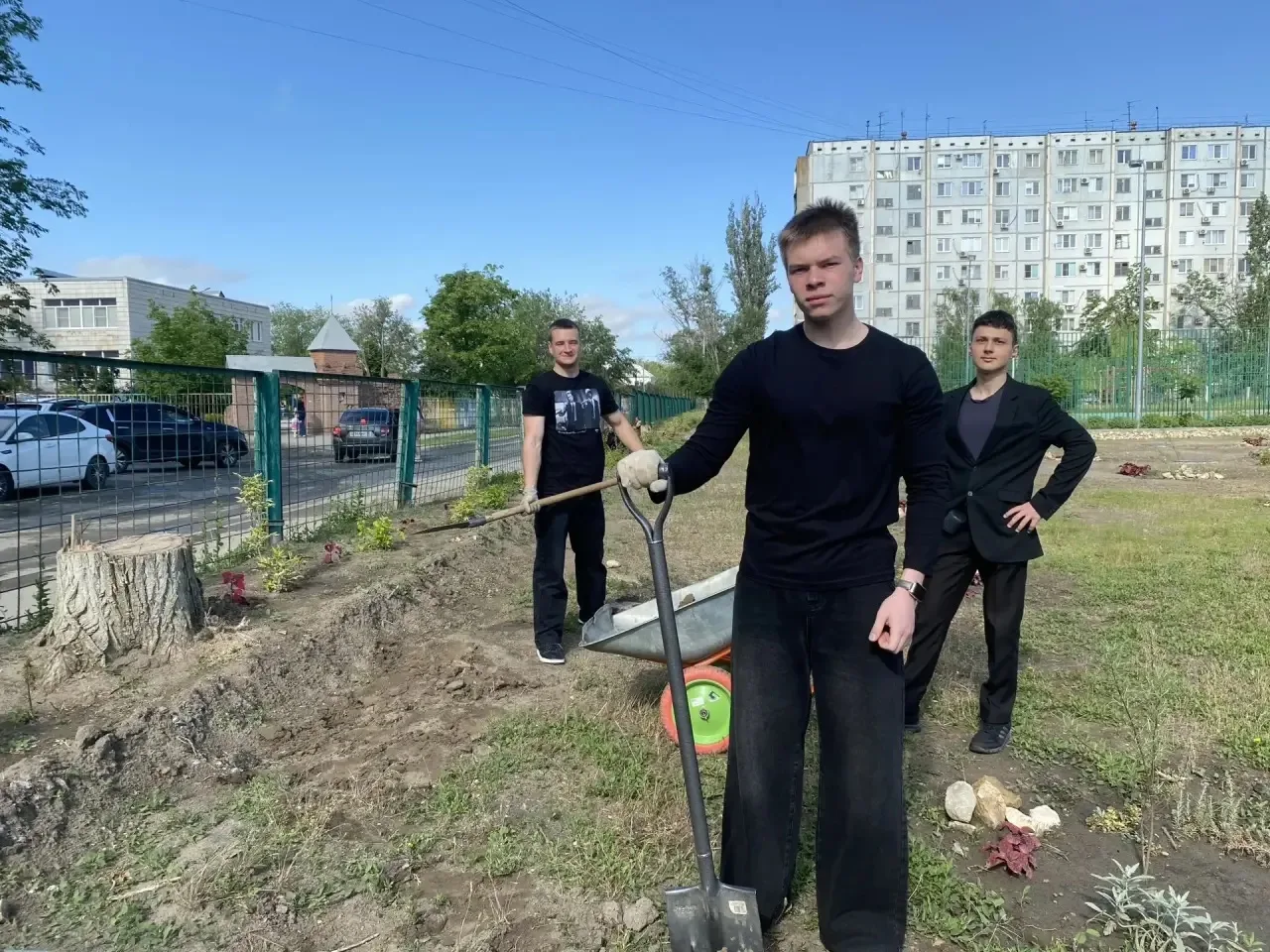 🌿 Школьный двор становится красивее: вместе создаём уголок природы! 🌿  Наши одиннадцатиклассники — н
