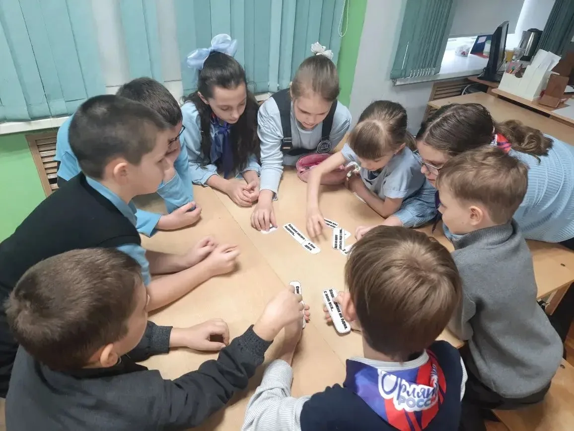 Девочки 4-г класса поздравили мальчиков с Днём защитника Отечества. Три команды дружно помогали разв