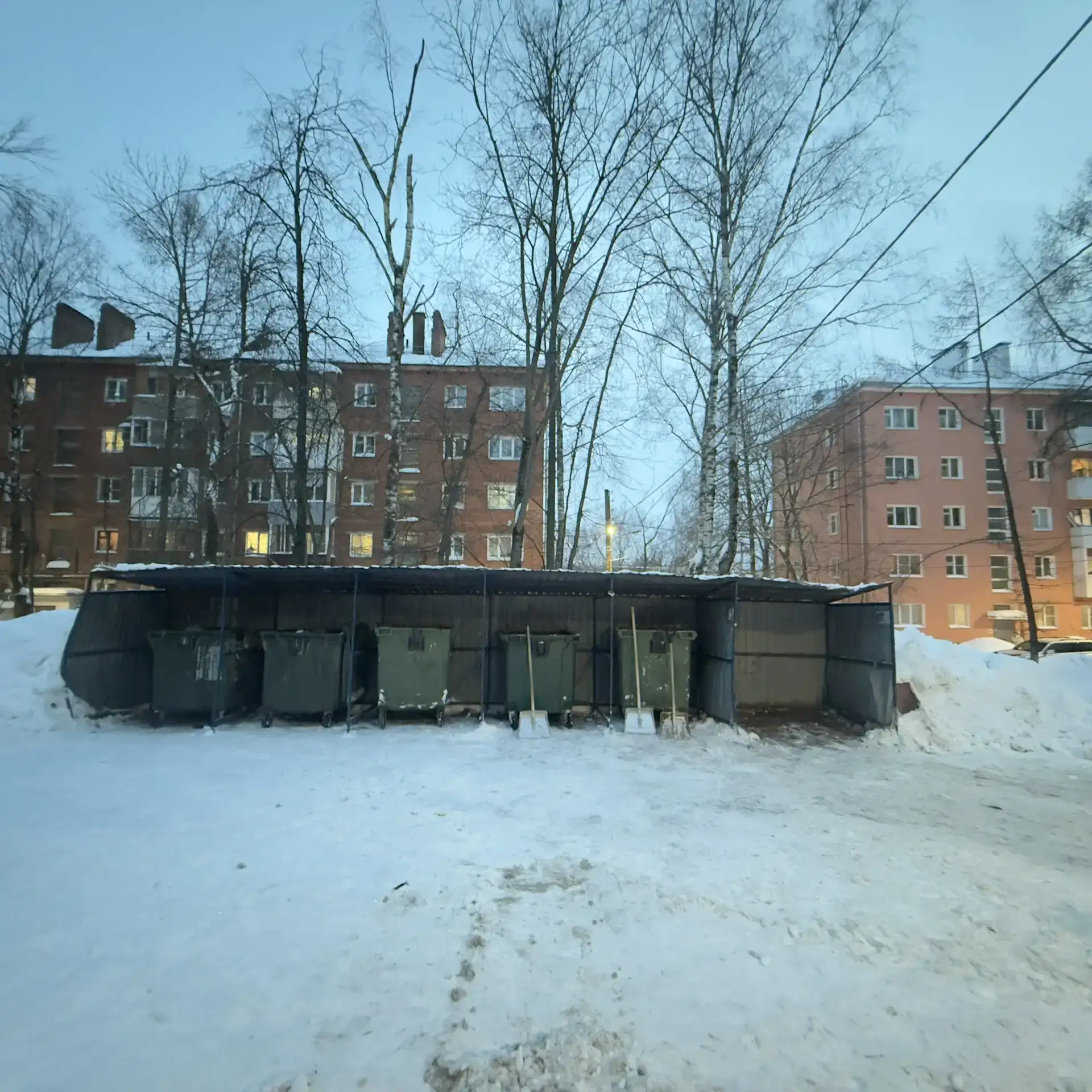 Продолжаем работы по очистке территорий от снега. ❄  Особое внимание уделяется входным группам и зон