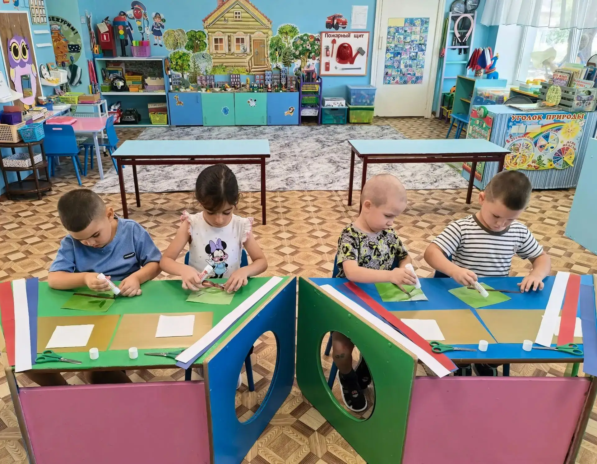 Разноцветный Флаг России Белый, синий, красный цвет.