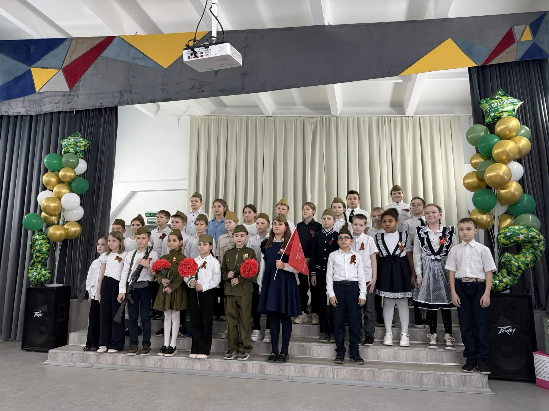🎼В школе прошел фестиваль военно-патриотической песни, посвященный дню Защитника Отечества!  Под рук