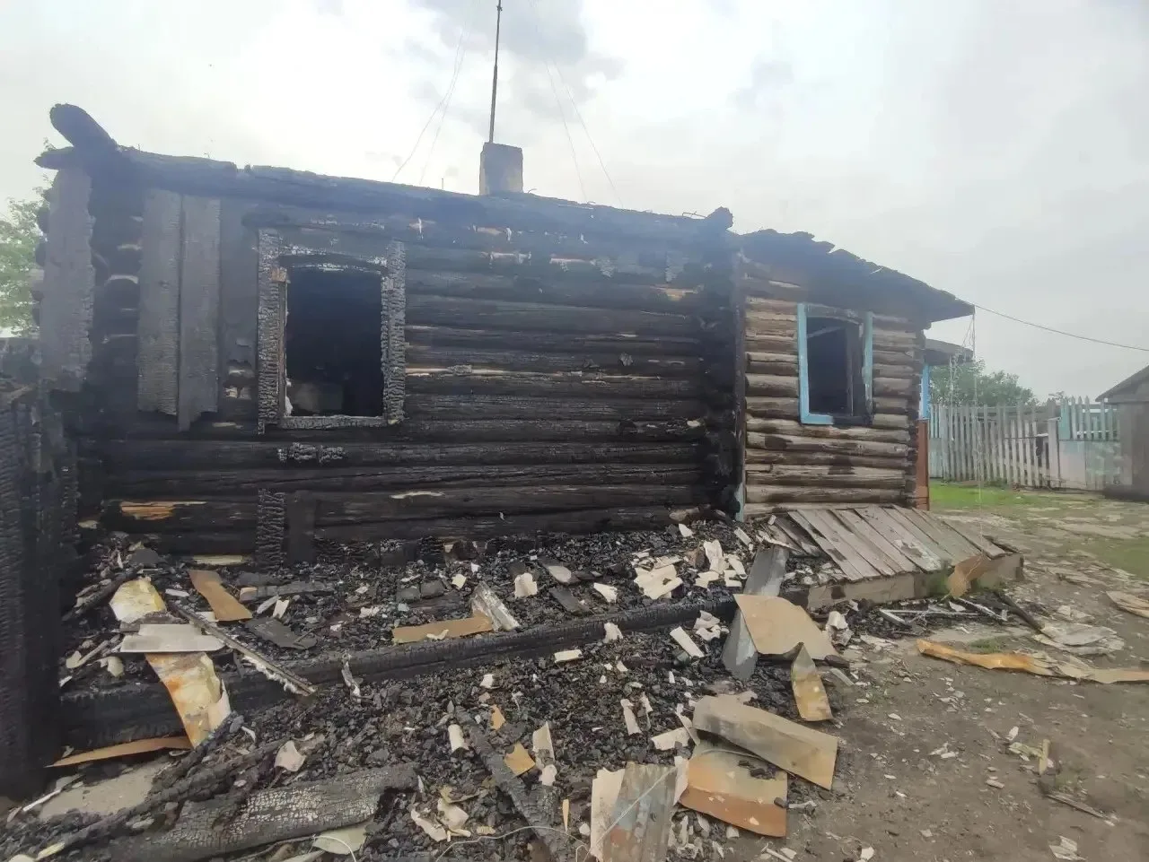«Обиделся на жену»: в Красноярском крае многодетный отец поджег дом с четырьмя маленькими детьми вну