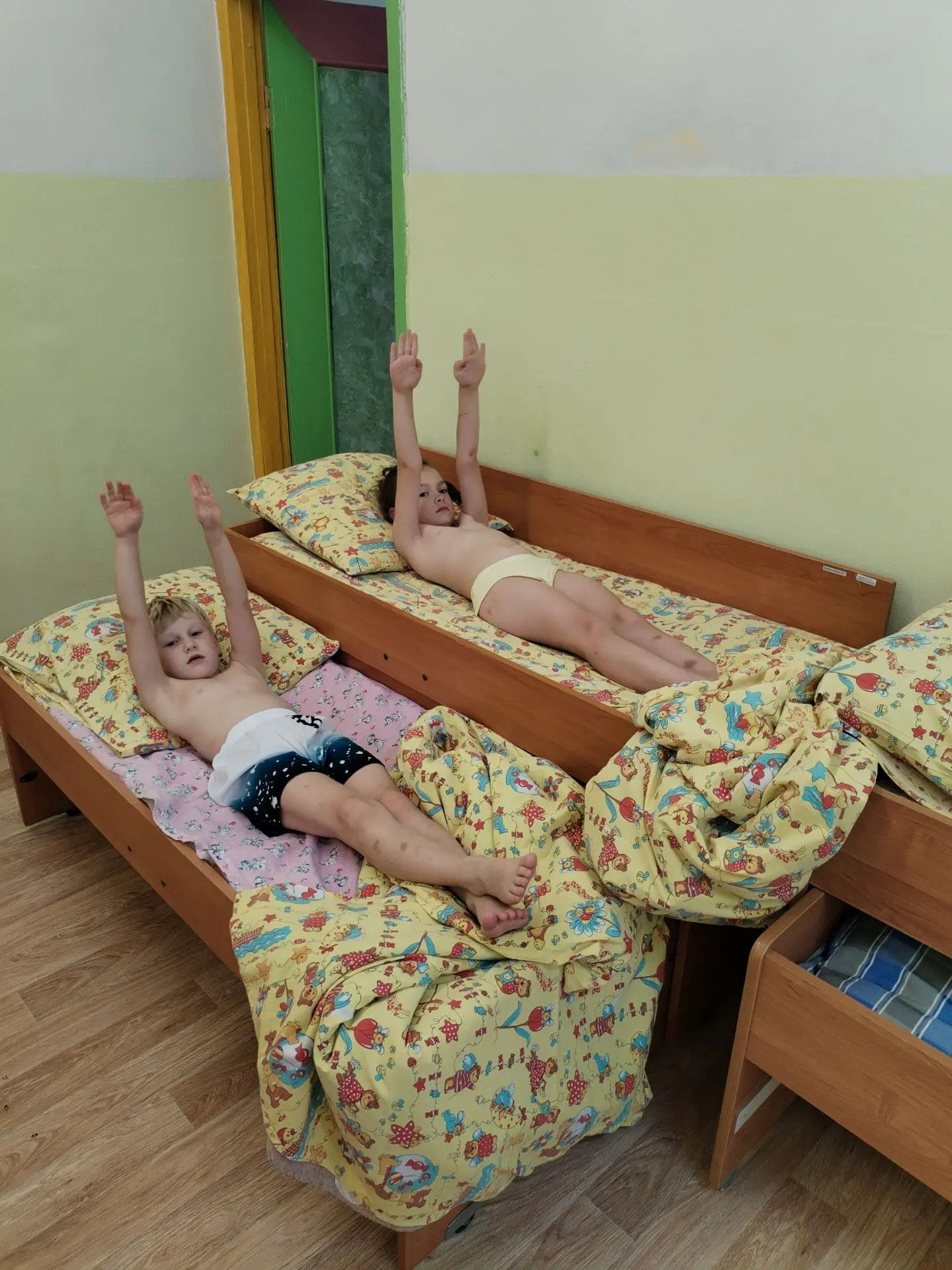 🤗👫 Бодрящая гимнастика после дневного сна в ДОУ - это комплекс упражнений, который помогает детям 