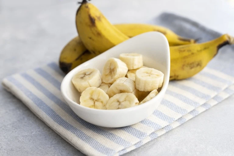 🍌 Какие бананы помогают худеть, а какие — мешают: всё зависит от степени спелости
Многие уверены: б