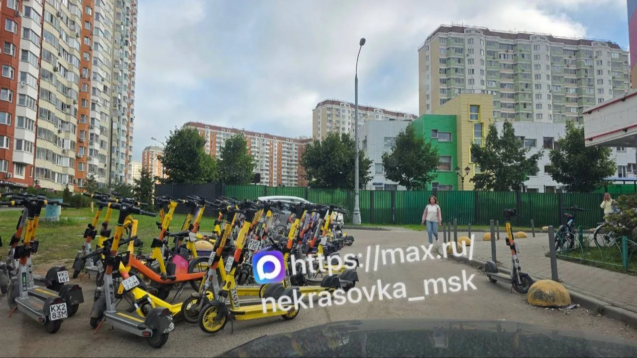 Опять "любители" самокатов оставили свои "лошадки" прямо посреди выезда со двора.