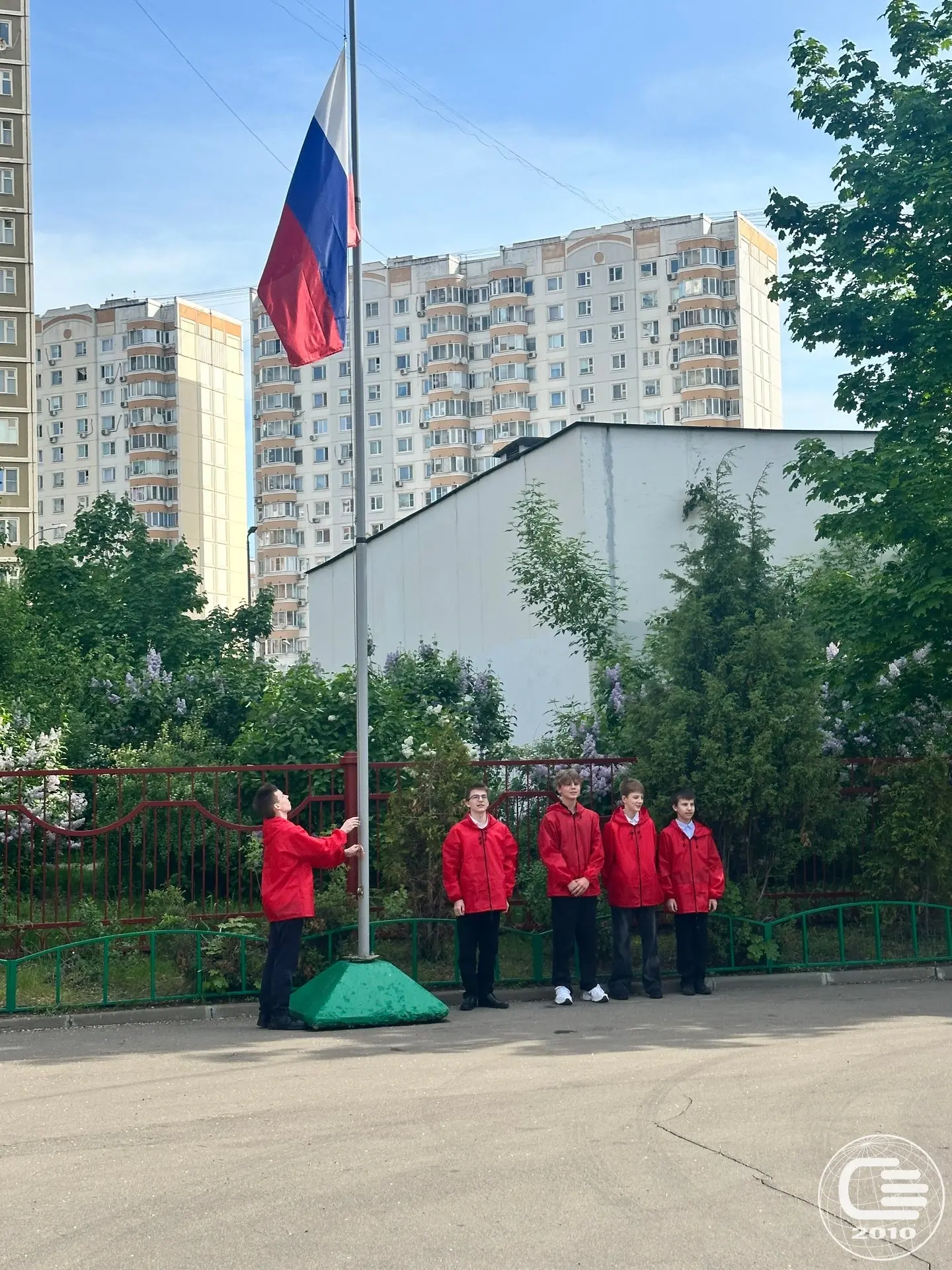 🇷🇺 Каждый понедельник в нашей школе начинается с главных символов страны: флага и гимна России.  ❤️ 