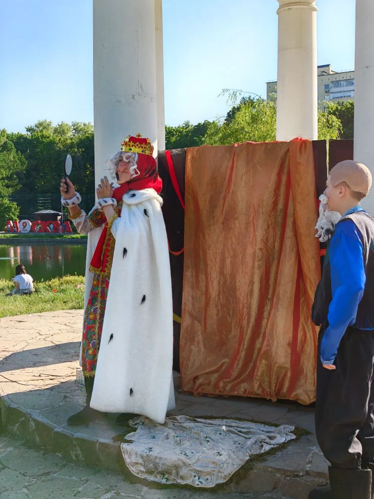 Два подростка подарили детям сказку