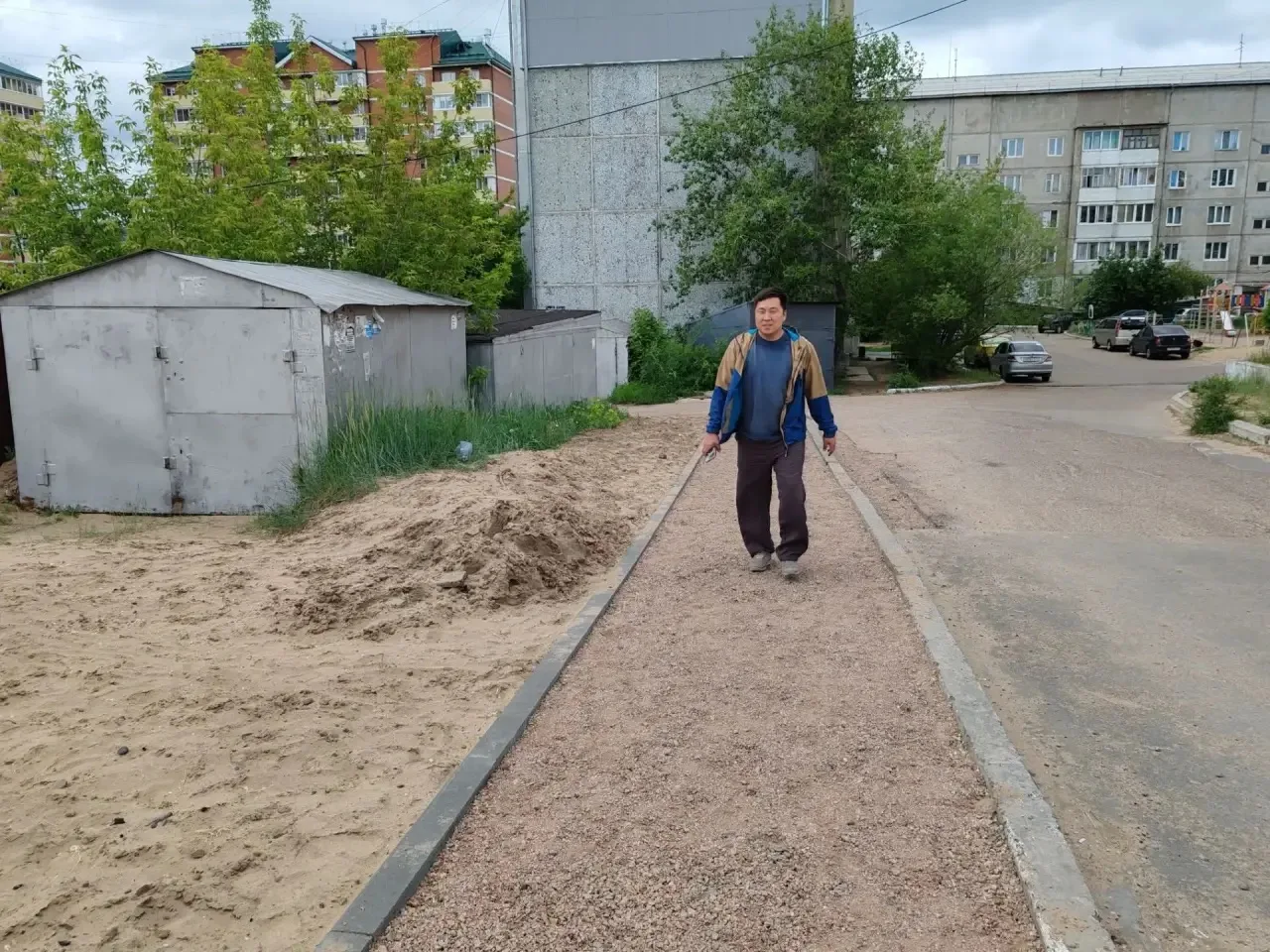 ⚒️На округе №27 приступили к строительству новых тротуаров

📍Пешеходные дорожки появятся в 142-м ми