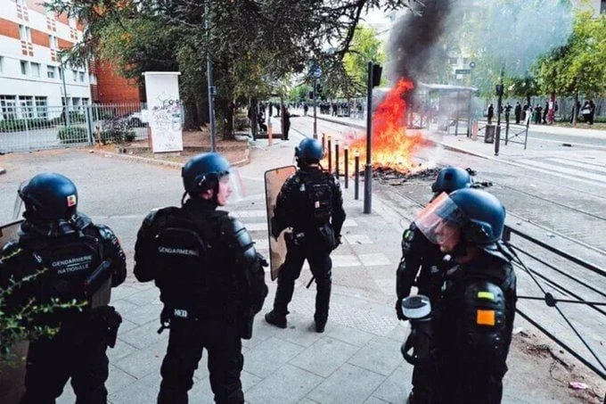 Парижские школьники подожгли дверь лицея с учениками внутри.