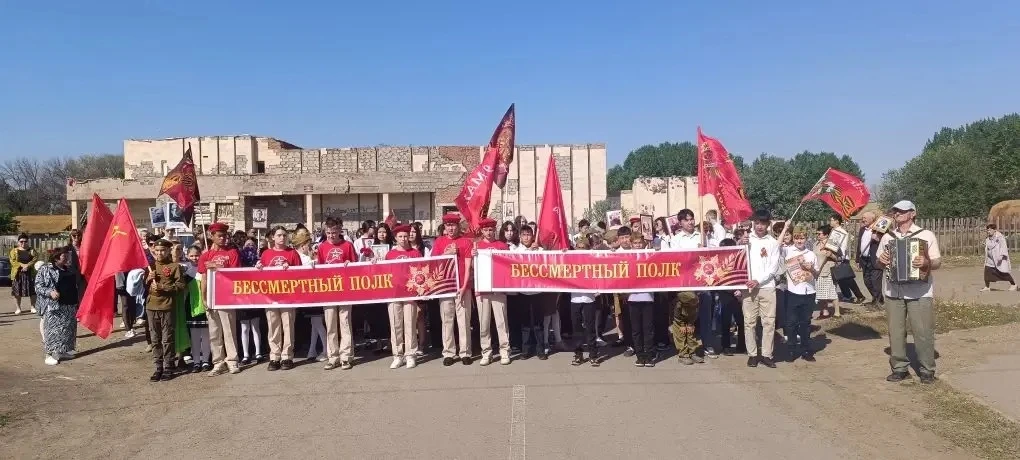 9 мая по центральной улице села Раздор прошло шествие бессмертного полка. Закончилось ш...