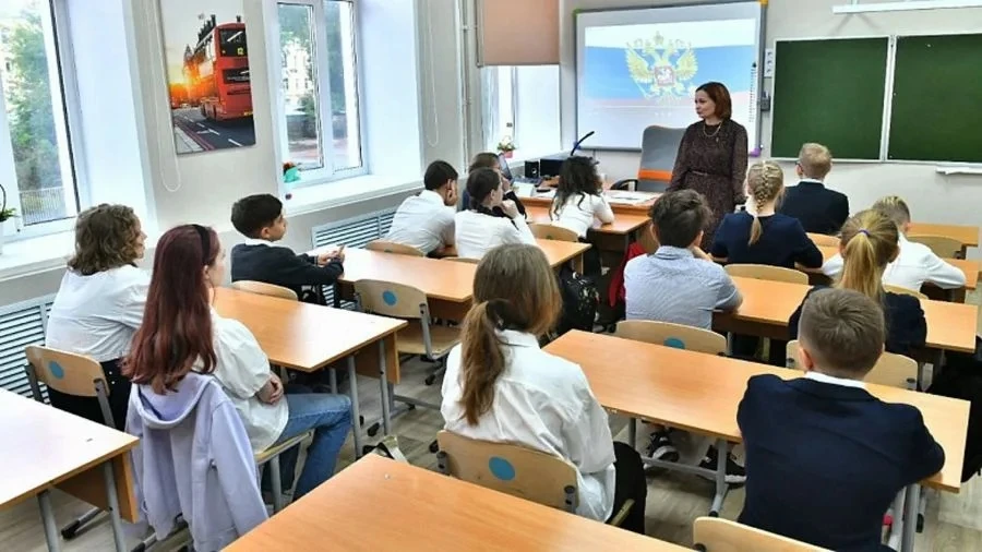 В школах начали новые занятия «Разговоры о важном»