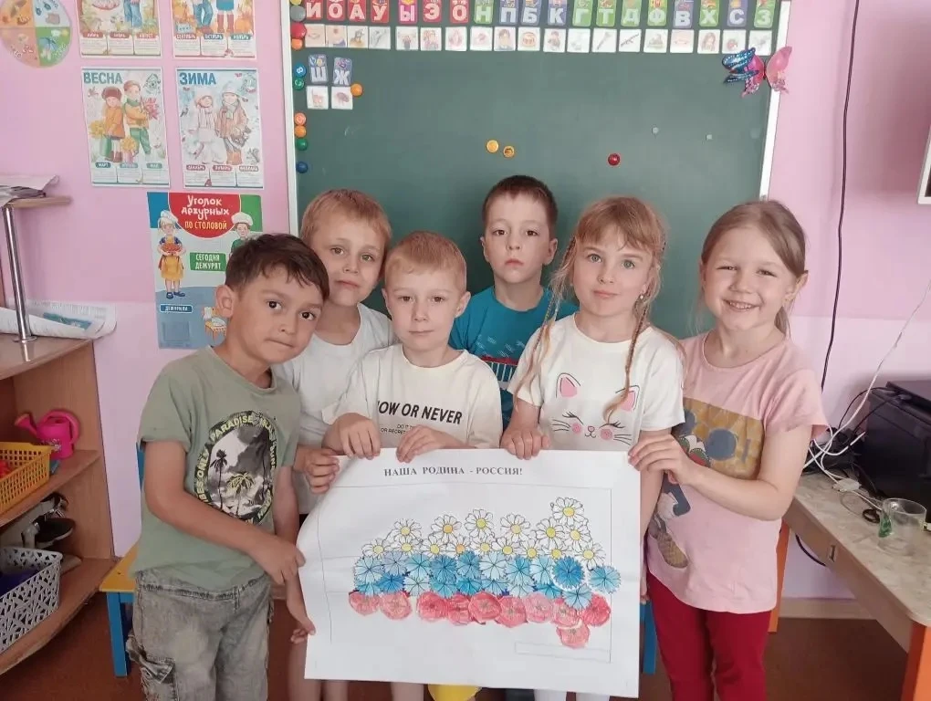 🌈 Сегодня наши  патриоты из группы «Гномики» приготовили яркую поделку ко Дню России!

Дети проявил