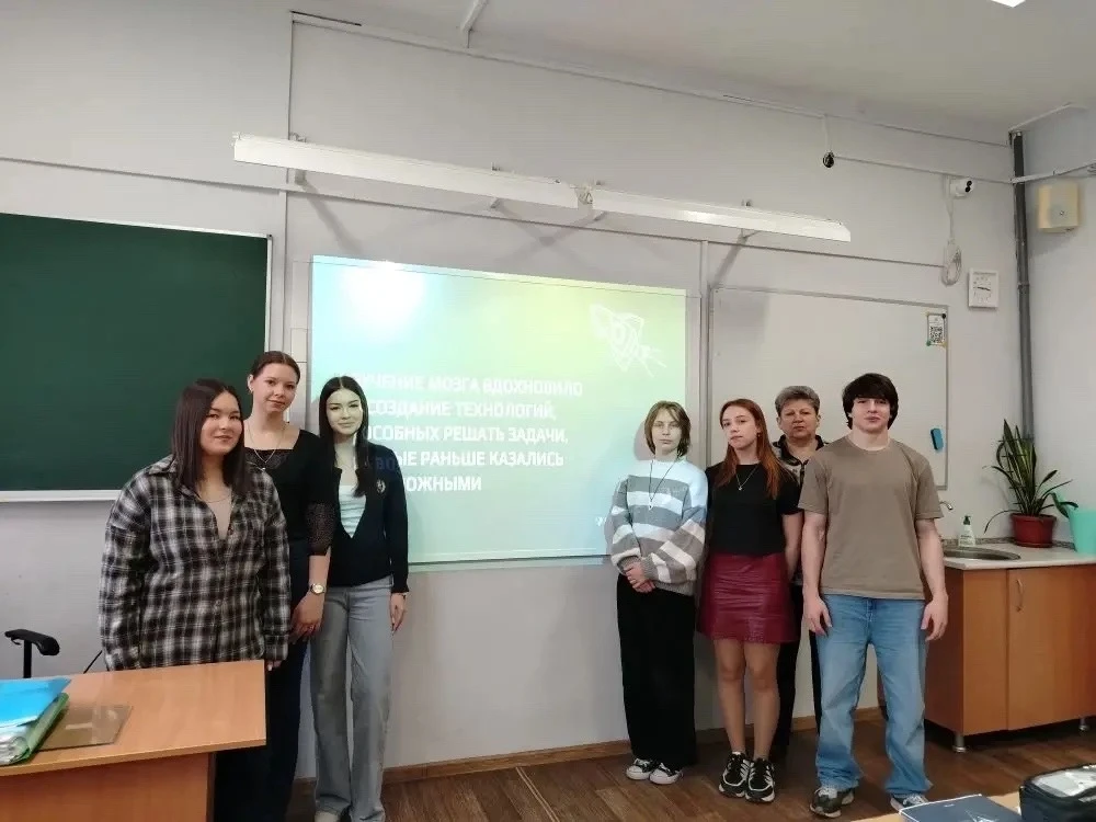 🧠 Сегодня в 10а классе прошел захватывающий урок "От биологии к нейротехнологиям", который провела Н
