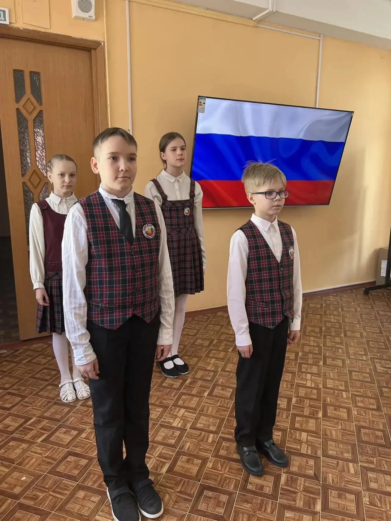 🇷🇺ТОРЖЕСТВЕННАЯ ЛИНЕЙКА🇷🇺  📌Флаг Российской Федерации - это символ национального единства, патриотиз