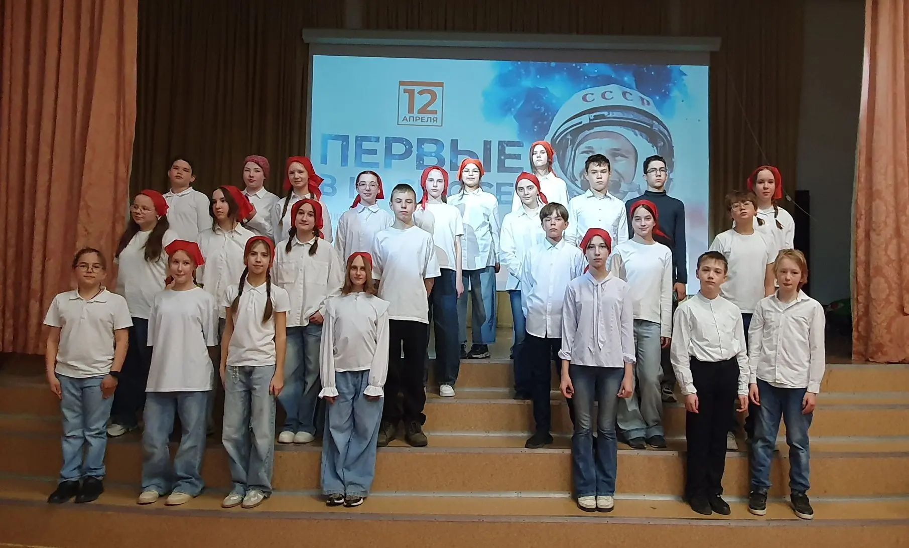 🚀 День космонавтики в нашей школе!  🎙Ребята из 6 «Е» класса под руководством советника директора Ков