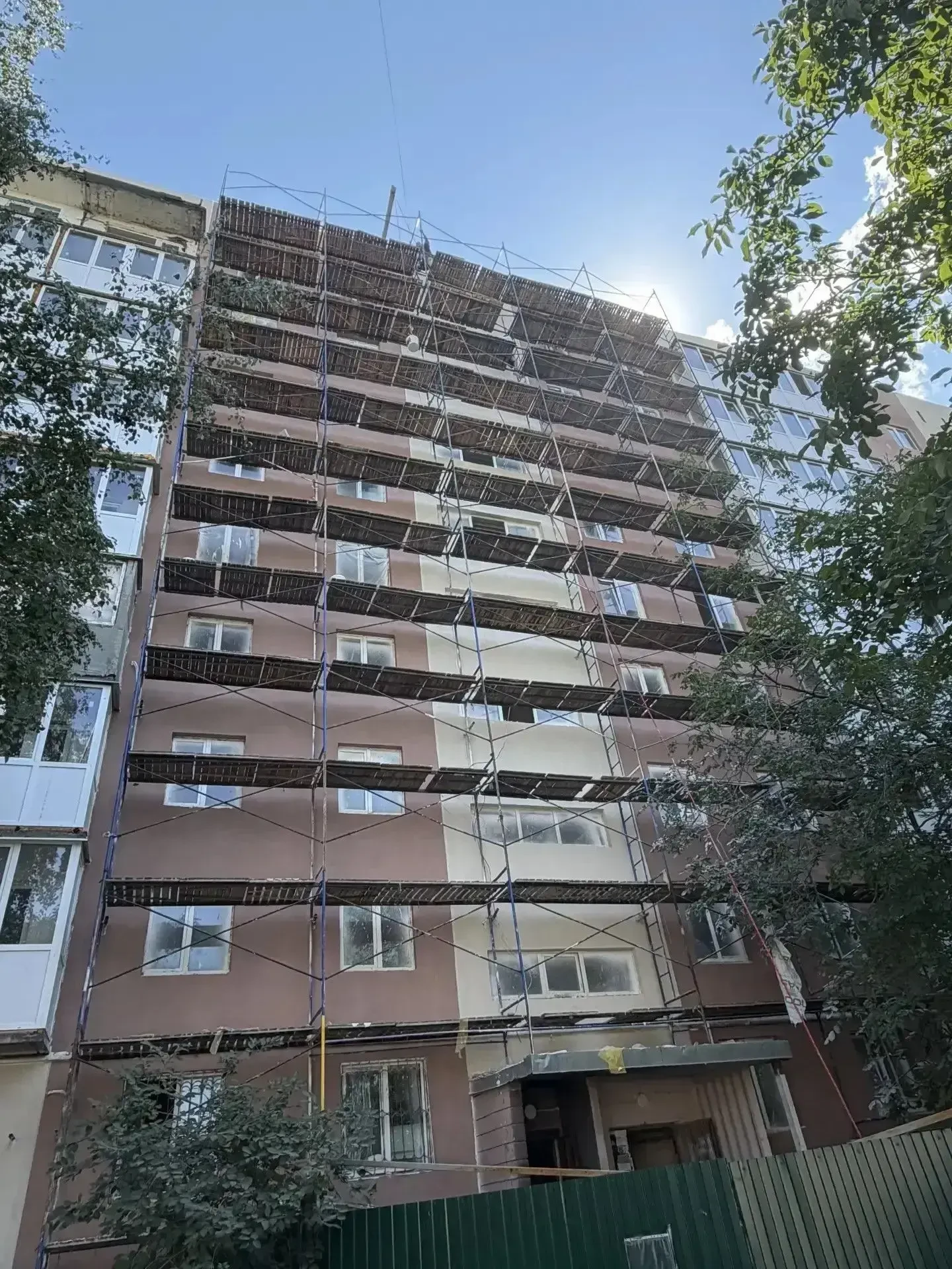 Петербургские специалисты продолжают восстанавливать многоэтажку в Жовтневом районе
 
Сотрудники «Не
