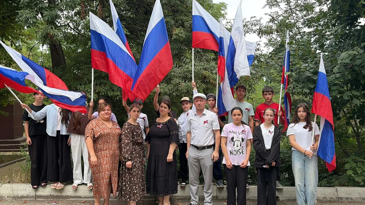 В Сергокалинском районе прошла всероссийская патриотическая акция «Ленточка-триколор»