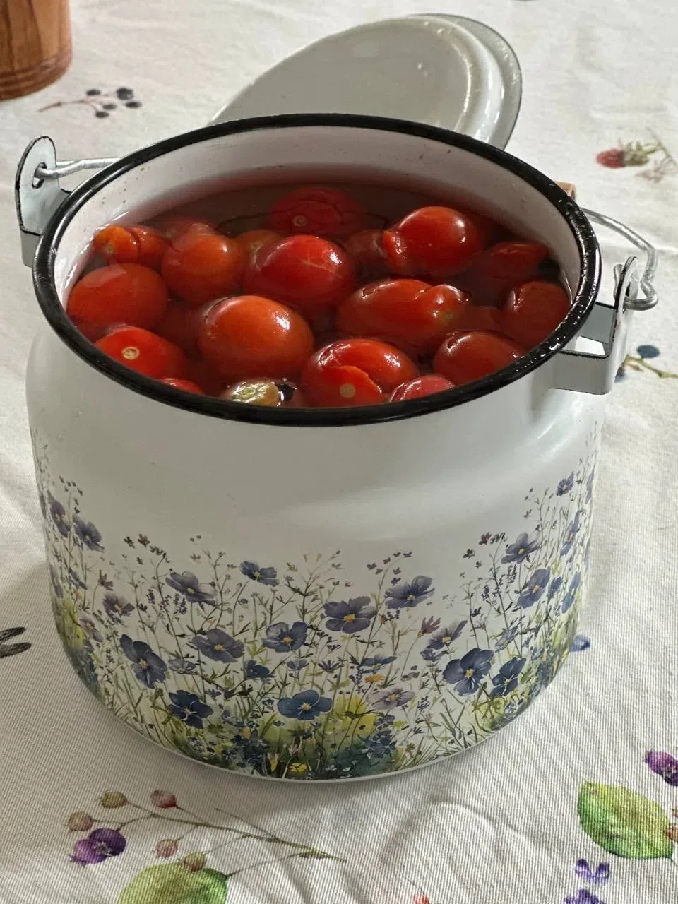 Нашла фото от своих покупательницы. 
Вот так используют бидон на 2 л 
Очень аппетитно выглядит
