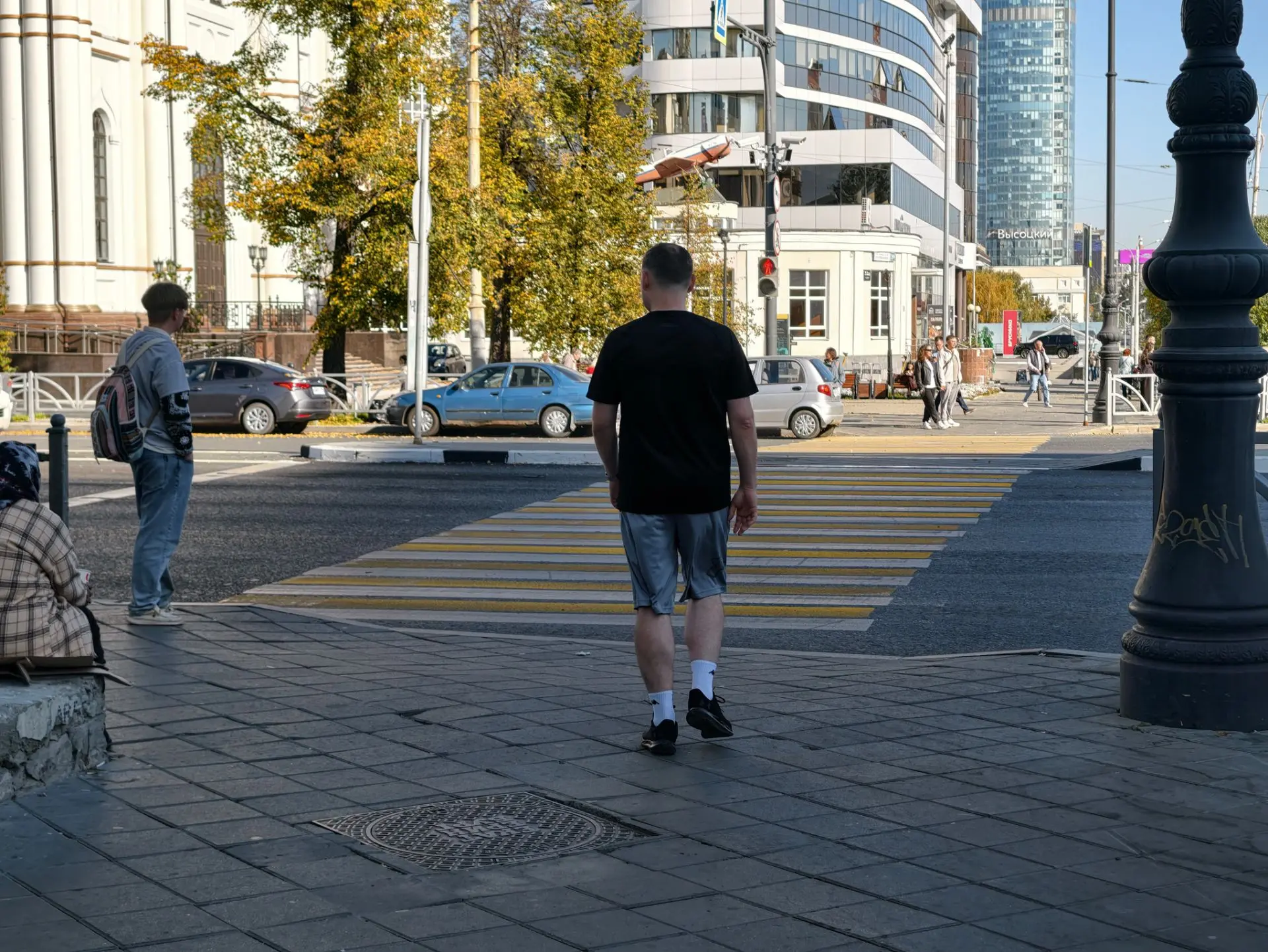 Несмотря на +20 градусов ветер холодный. Осень.