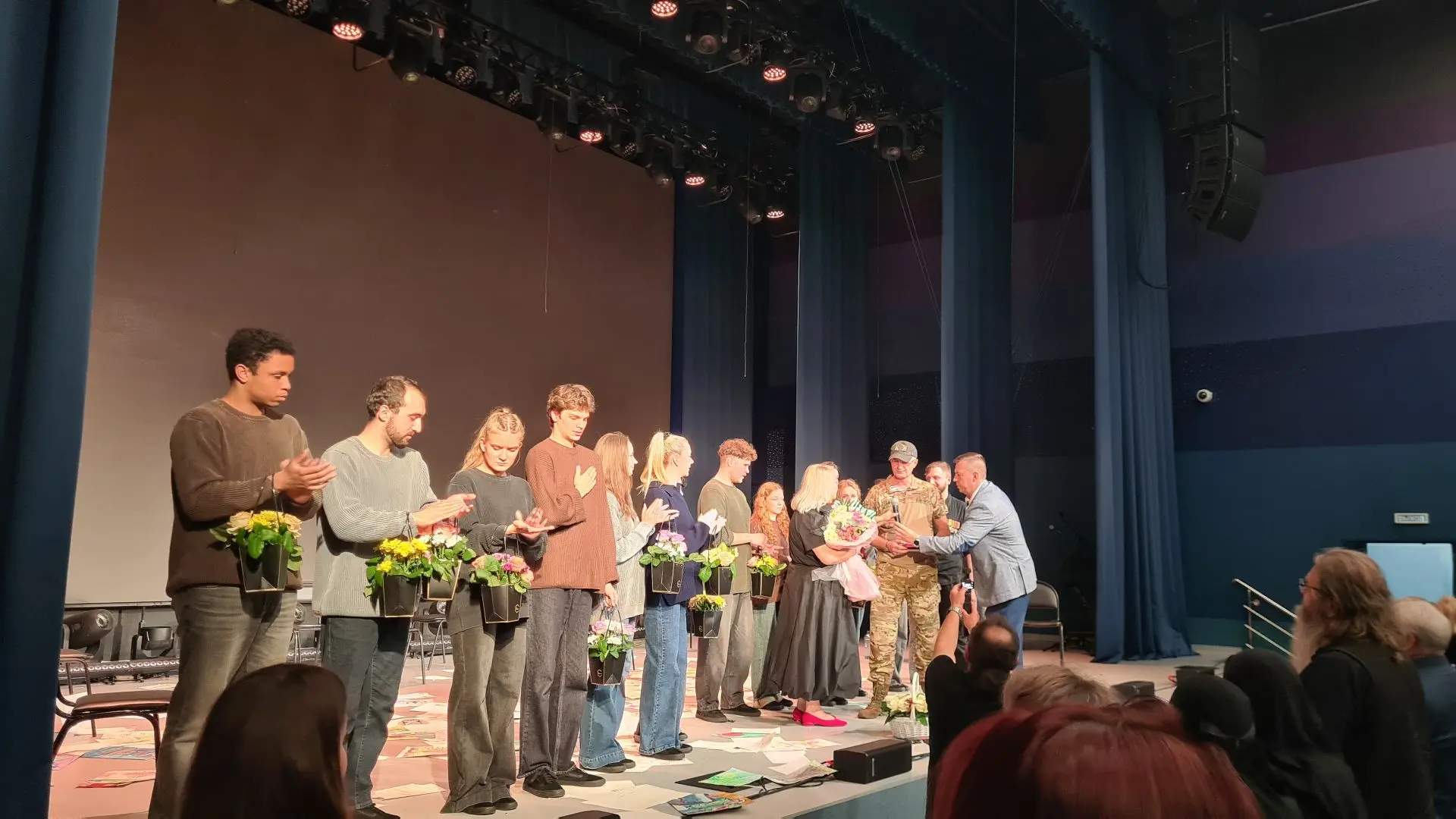 Сотрудники ГУФСИН посетили патриотический спектакль «Как рождаются Герои»
 
В культурно-досуговом це