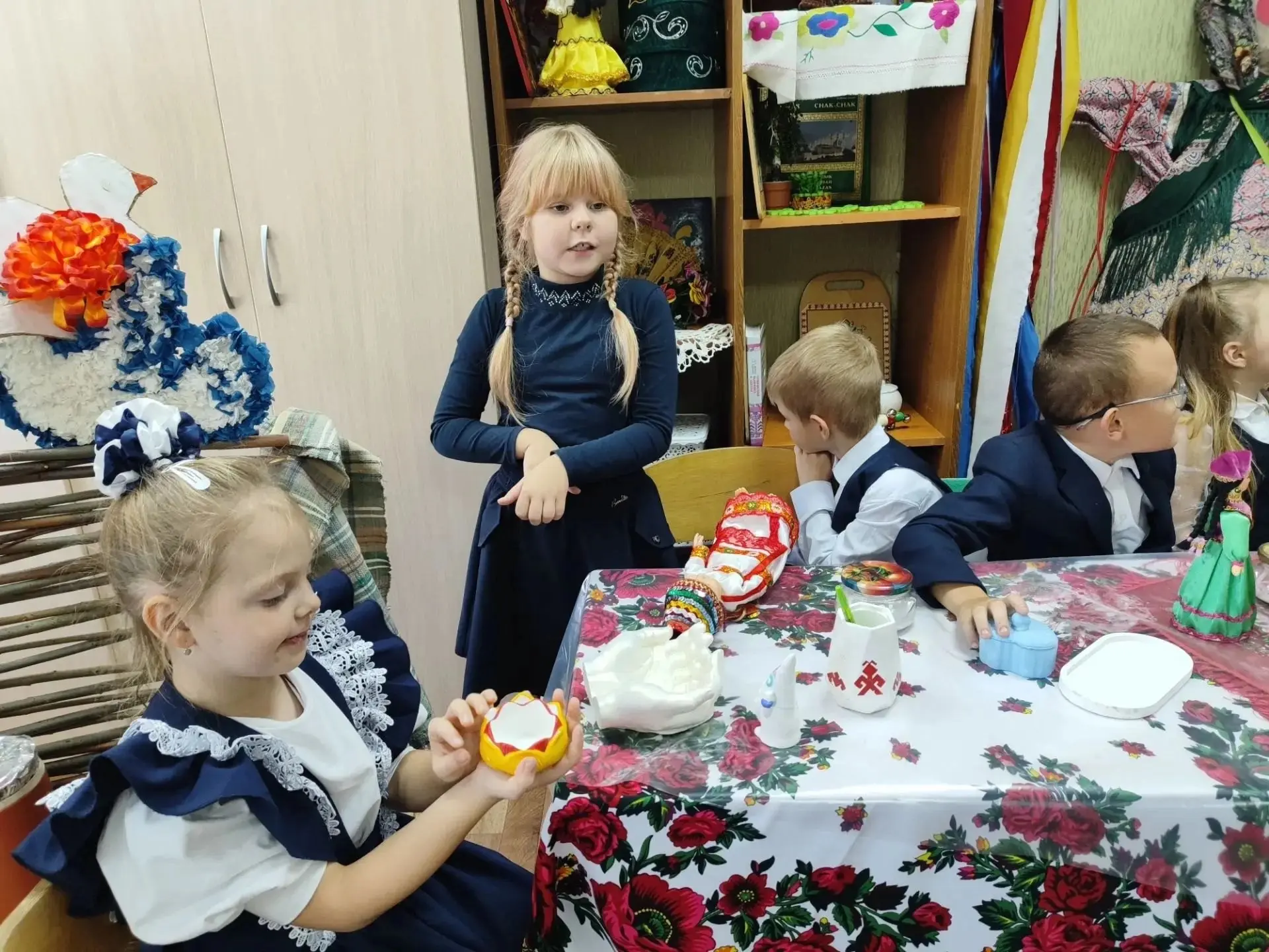 В рамках Года народного единства народов в национальной комнате школы состоялось внекла...