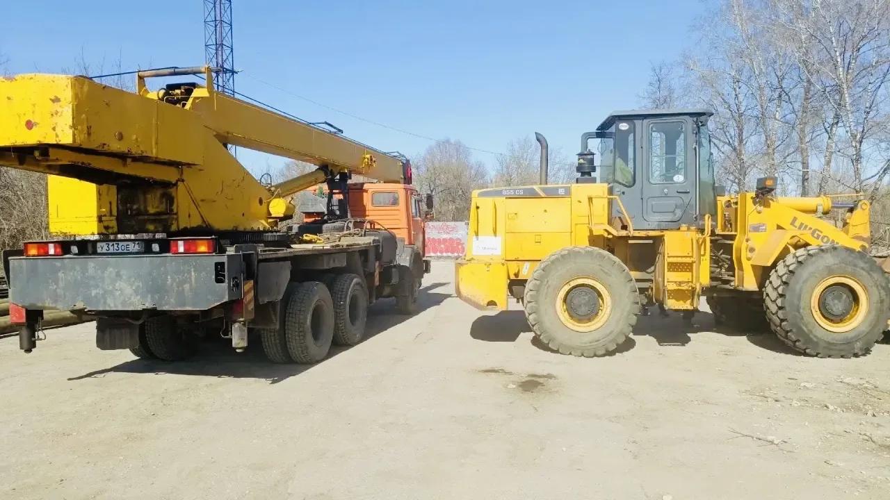 Привезли погрузчик на базу . Для оперативности погрузки, задействовано  две техники : П...