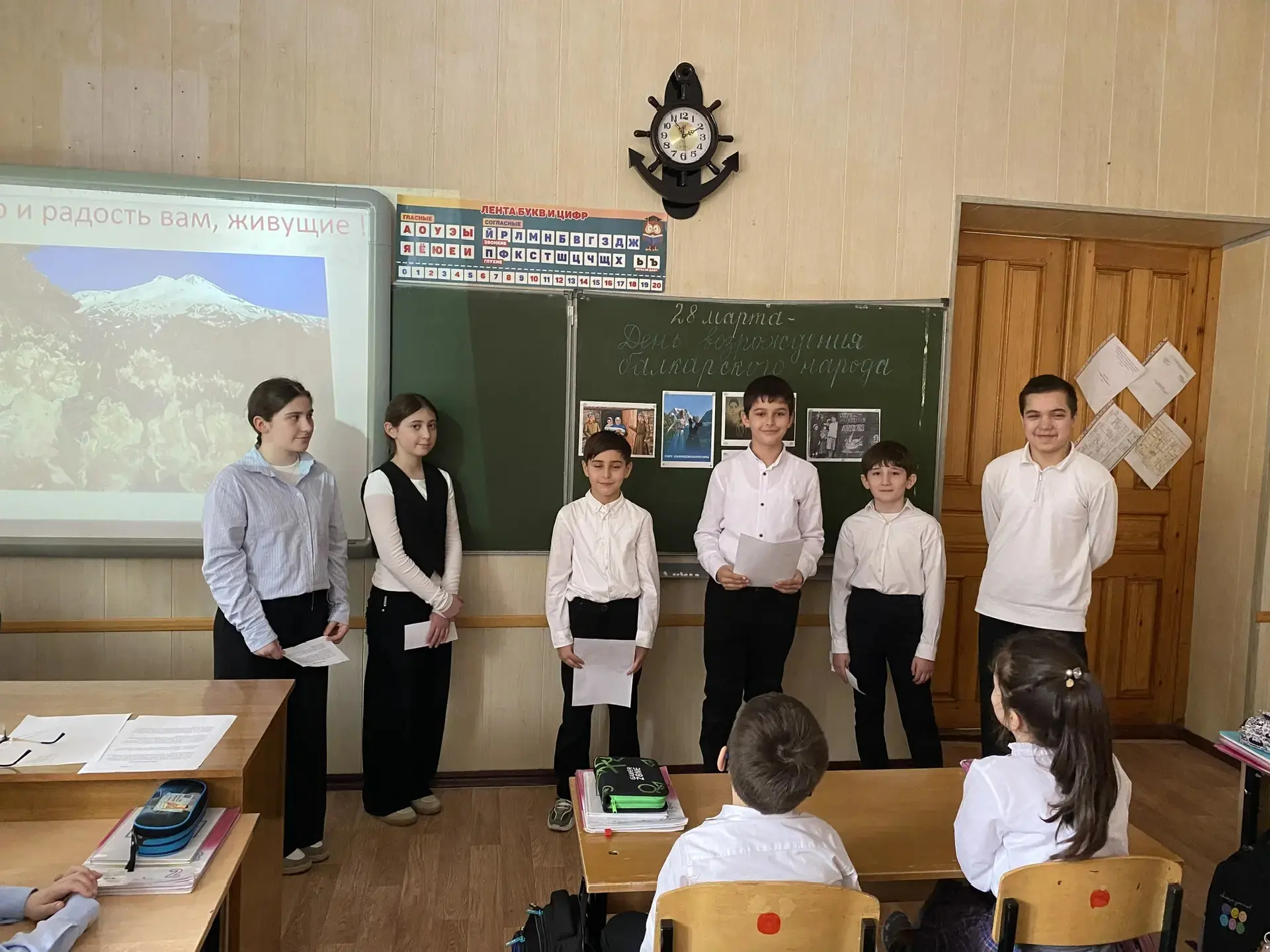 Сегодня в нашей школе прошли классные часы, посвященные Дню возрождения балкарского народа. ❤️  Это 