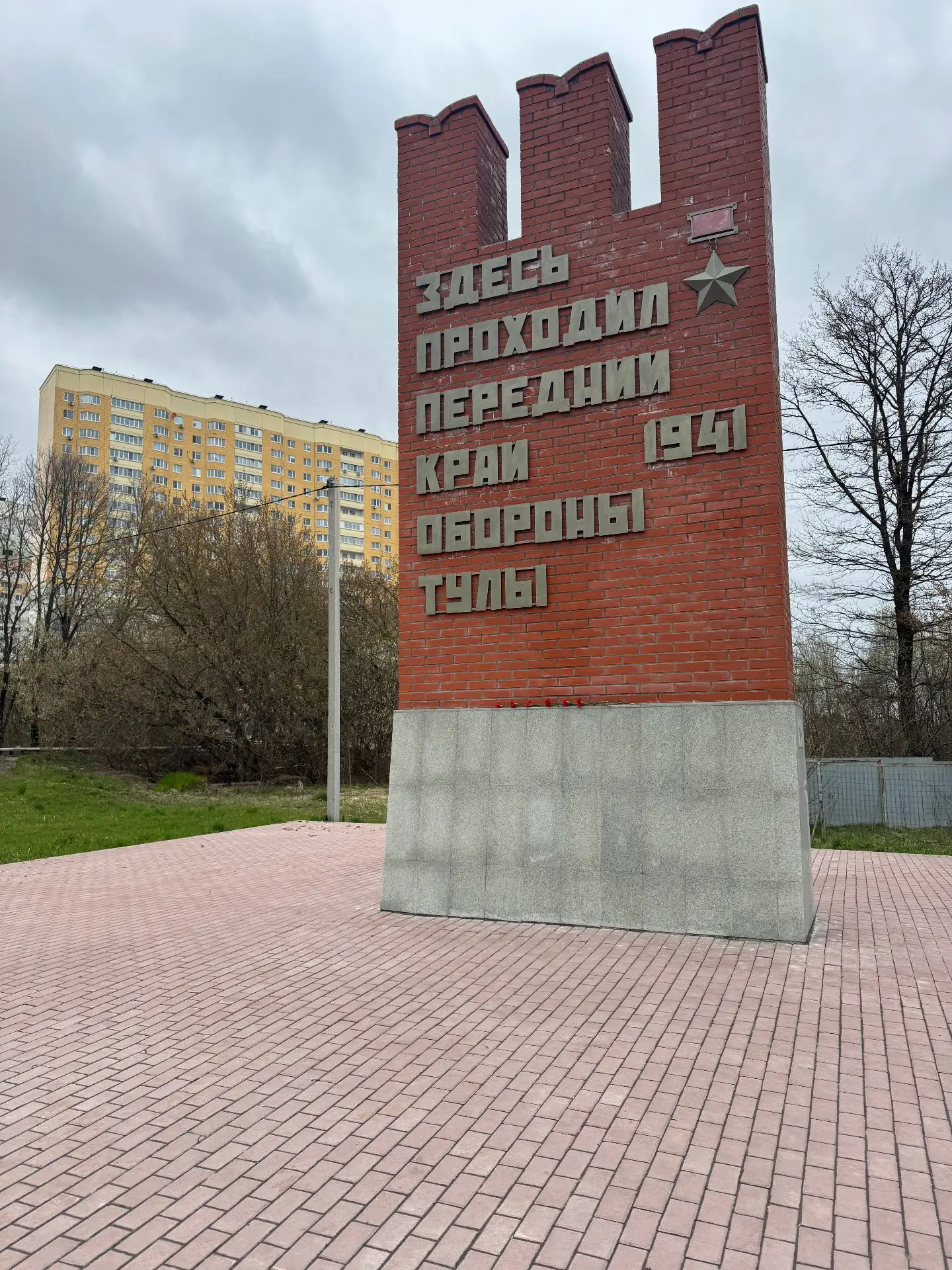 Центр образования №58 «Поколение будущего» принял участие в возложении цветов к мемориалу «Здесь про