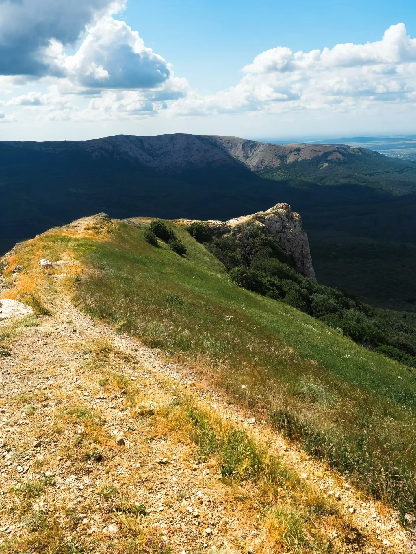 ⛰️ Гора Лысый Иван (Пахкал-Кая), Алушта 

Название «Лысый Иван» связано с внешним видом горы. Её вер