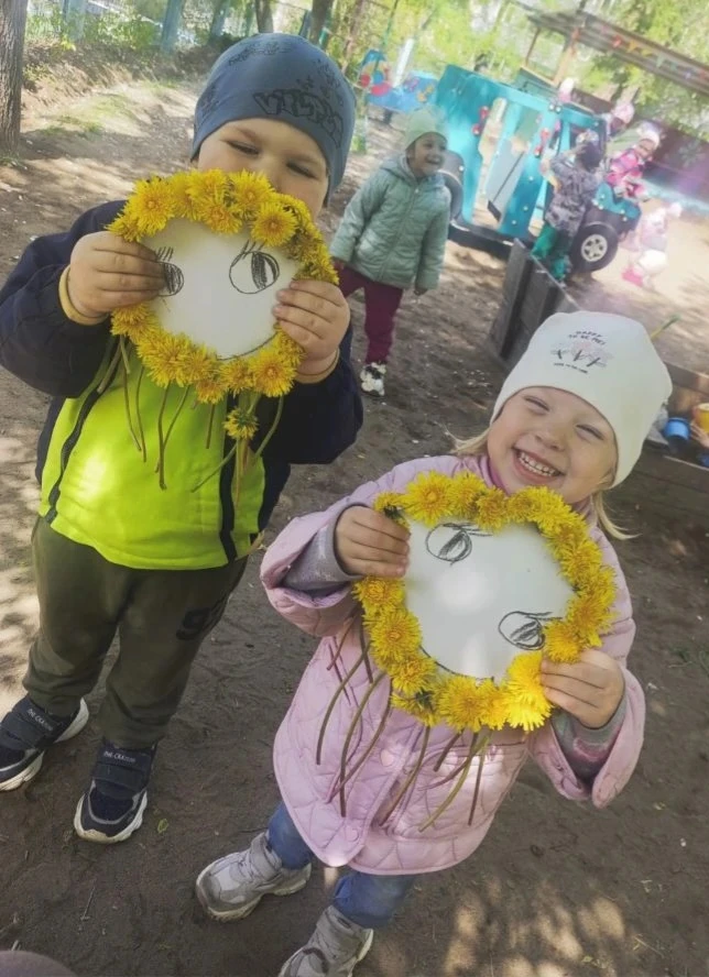 Вторая младшая группа  «Ромашки». Прогулка💖

Я пускаю яркий лучик, 
К вам в оконные стекло.
Выплыва
