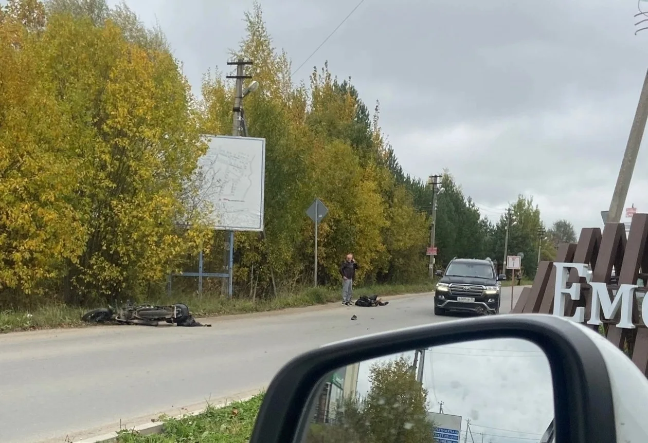 В Емельяново ДТП с участием мотоцикла. 2 парня , один на дороге, второй в кусты улетел....
