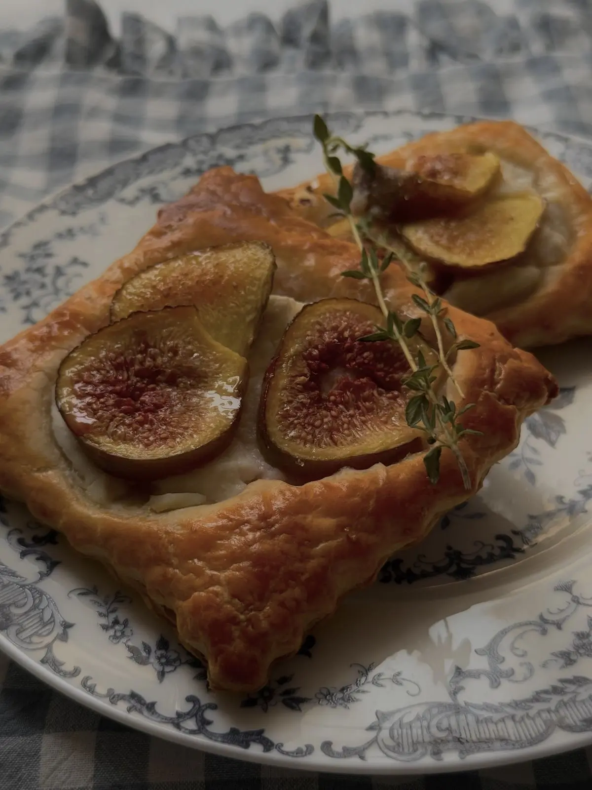 Идеи блюд и закусок с инжиром 🤤 

Но он вкусный, даже просто чтобы объедаться им просто так)