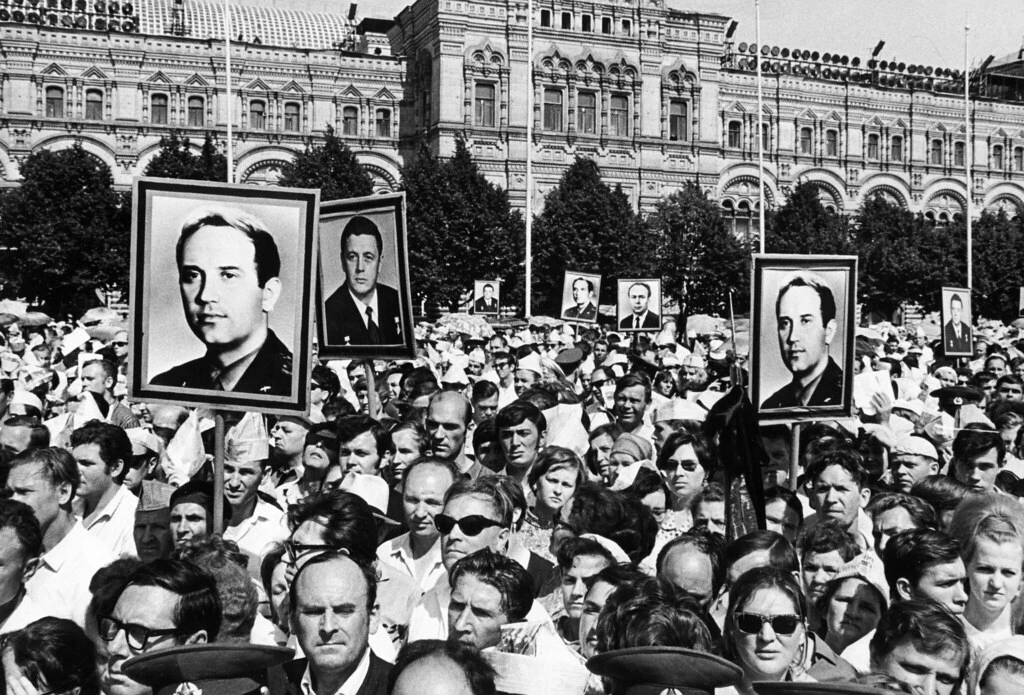 Фото дня: трудящиеся Москвы на Красной площади во время прощания с лётчиками-космонавта...
