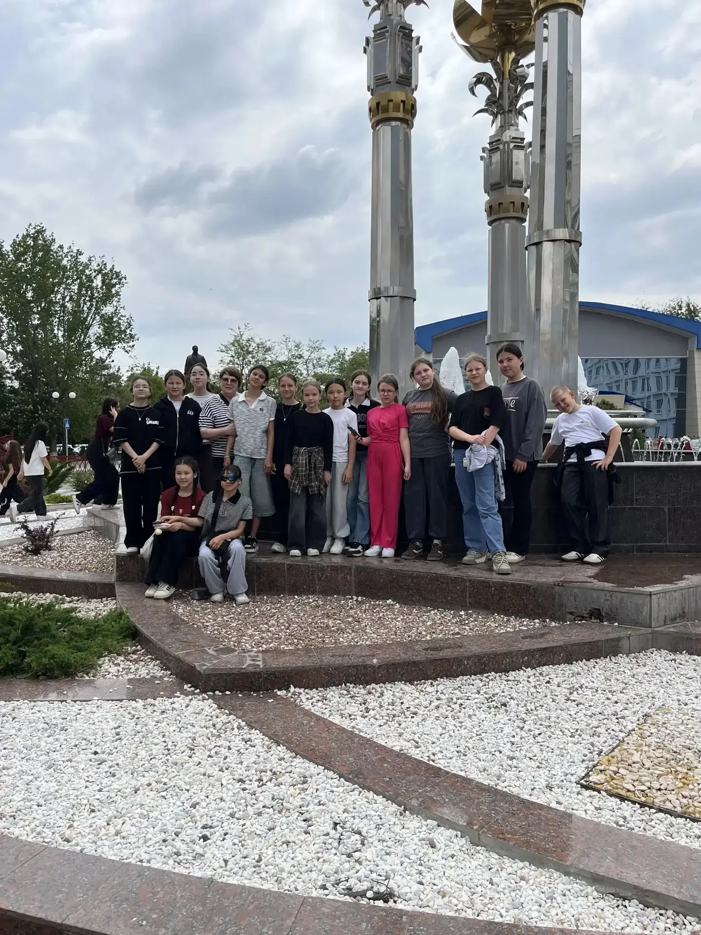 💫  Экскурсия в Элисту пользуется популярностью у наших школьников. Ученики 5 «Б» класса с классным 
