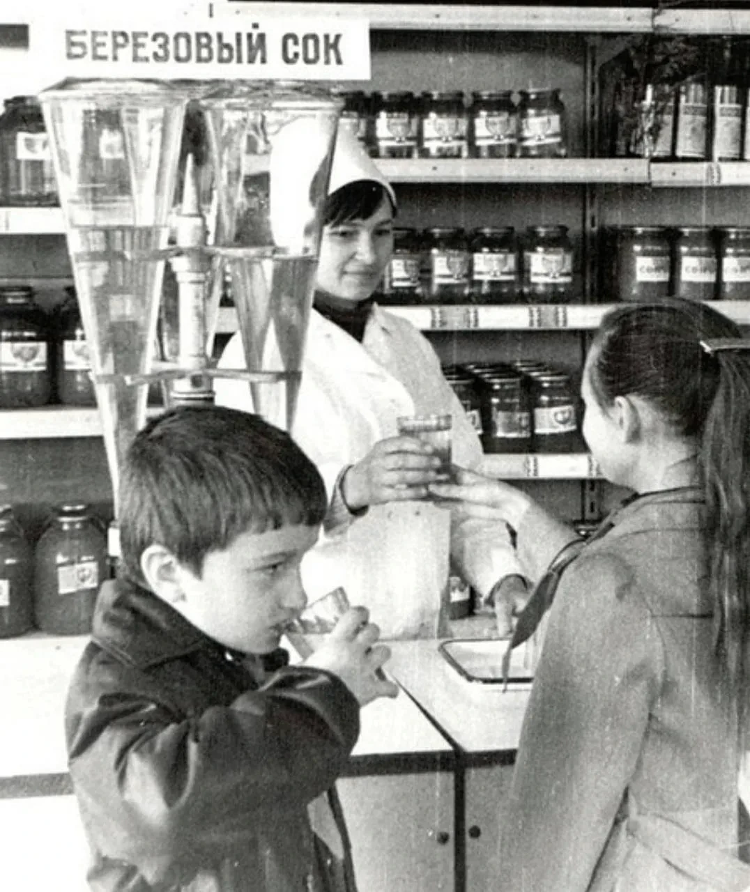 Колбы с натуральным березовым соком были почти во всех продуктовых магазинах.

🎞️ фото | история