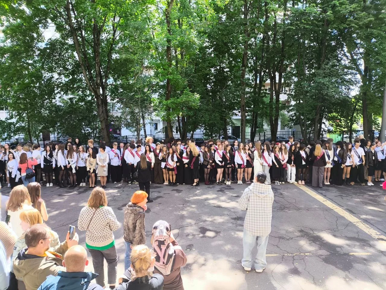 ✨Волнительный момент для наших выпускников!   🌠Сегодня в нашей школе прошла торжественная линейка дл